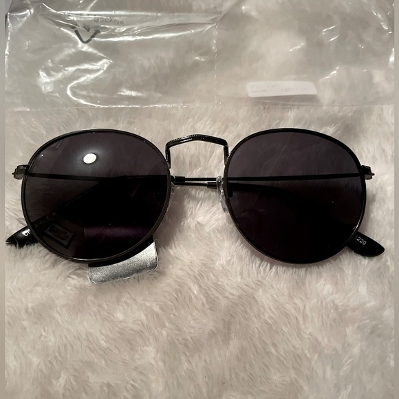 Steve Madden Accessories - NWT Steve Madden Sunglasses Black Rim